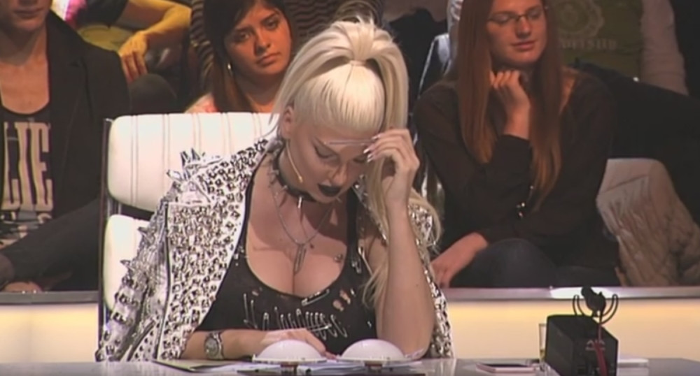 Žiri osuo paljbu po Karleuši!