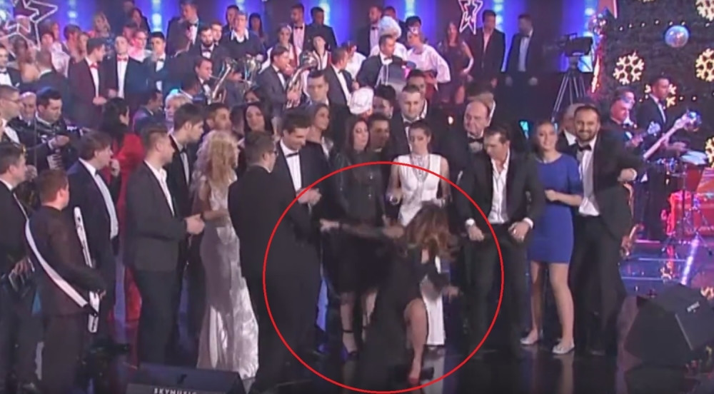 Pevačica se prosula po bini! (VIDEO)