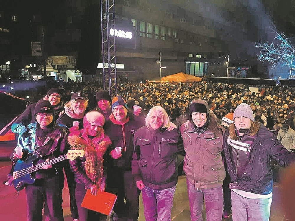 Basista Riblje čorbe se zapalio na bini!
