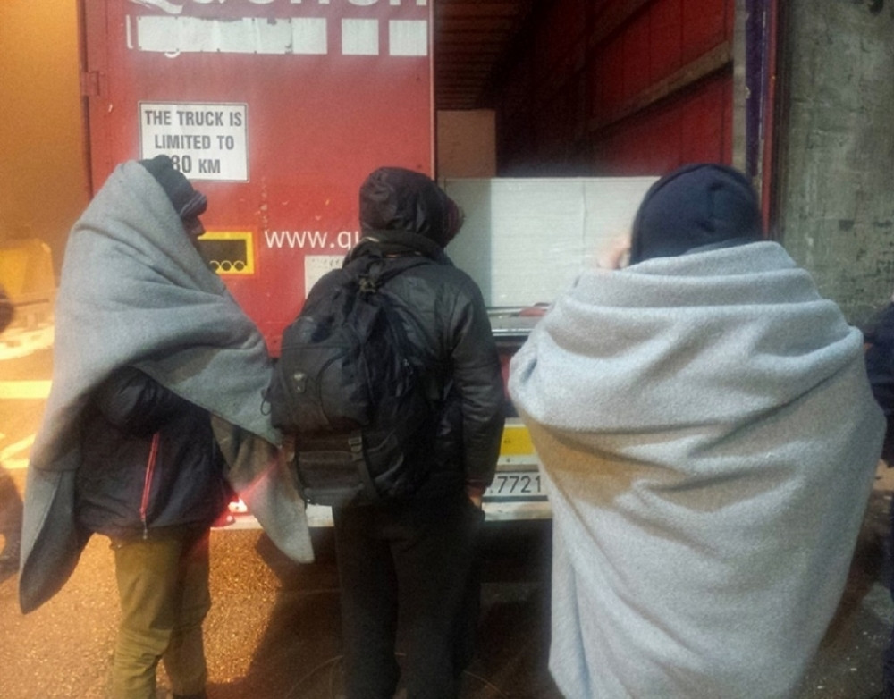 Migranti se skrivali u gipsanim pločama