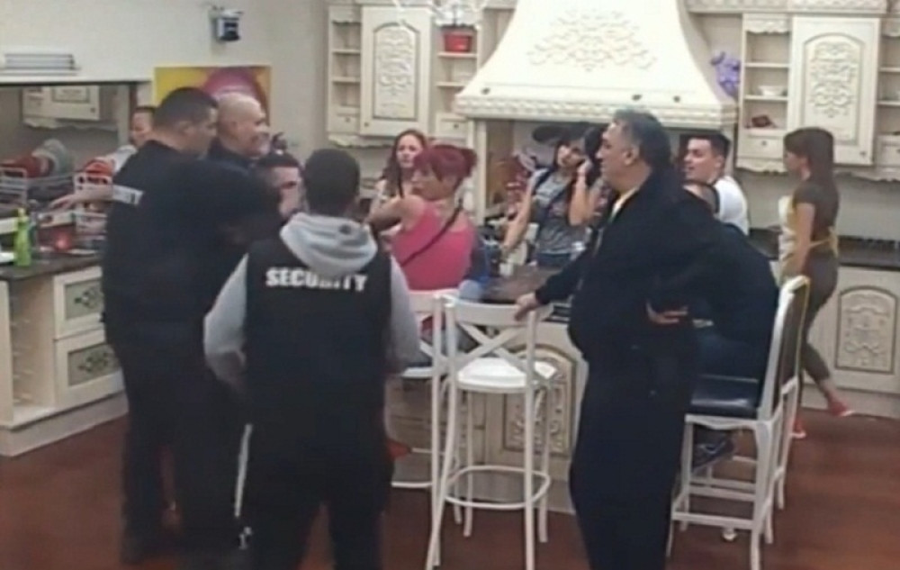 Obezbeđenje intervenisalo zbog JAJA! (VIDEO)