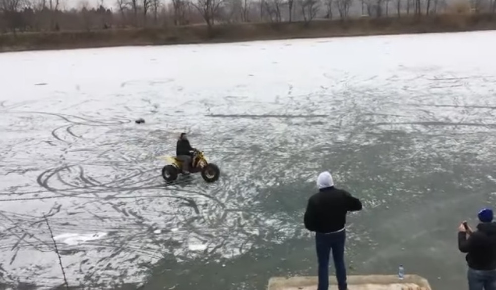 Motociklista upao u jezero kod Bele crkve (VIDEO)