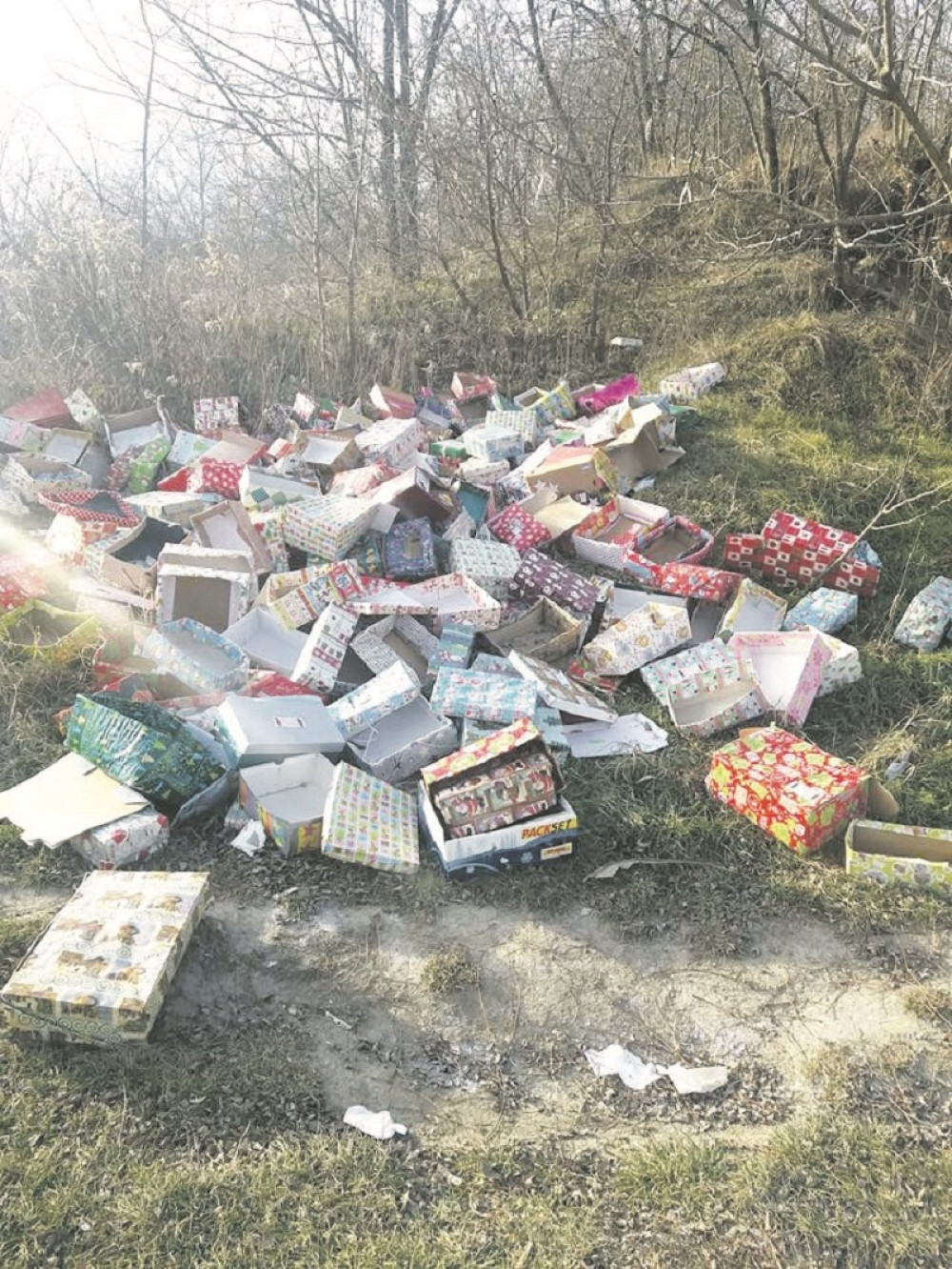 Poklone povadili iz kutija pa ih zafrljačili u kanal