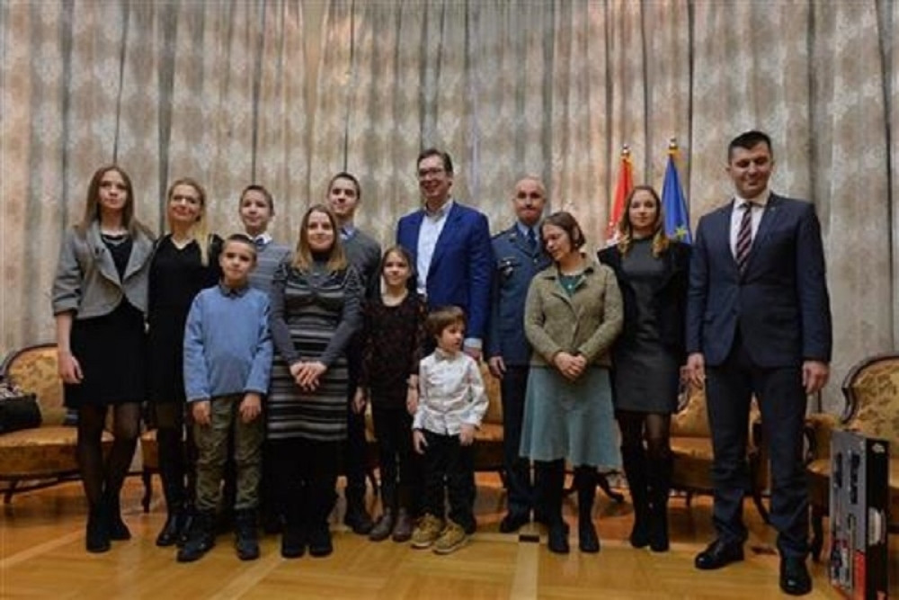 Vučić s pukovnikom Stojiljkovićem i njegovo 11 dece (FOTO)