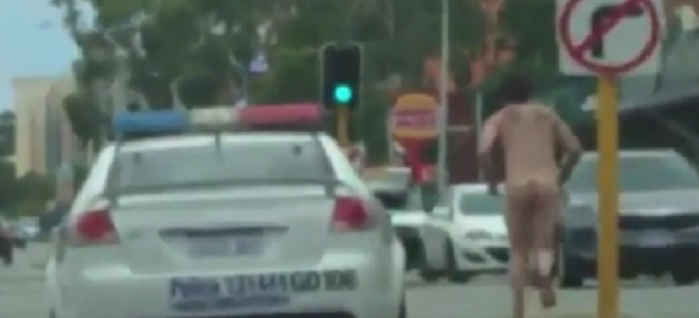 Go muškarac trčao ulicom (VIDEO)