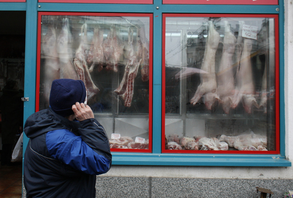 Ulazi čovek u mesaru i kaže: Dajte mi 100 grama parizera, kad mesarka će njemu: Uhvatite me za si*e!