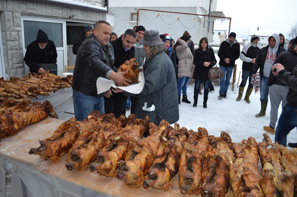 Poklonio pečene prasiće najsiromašnijima