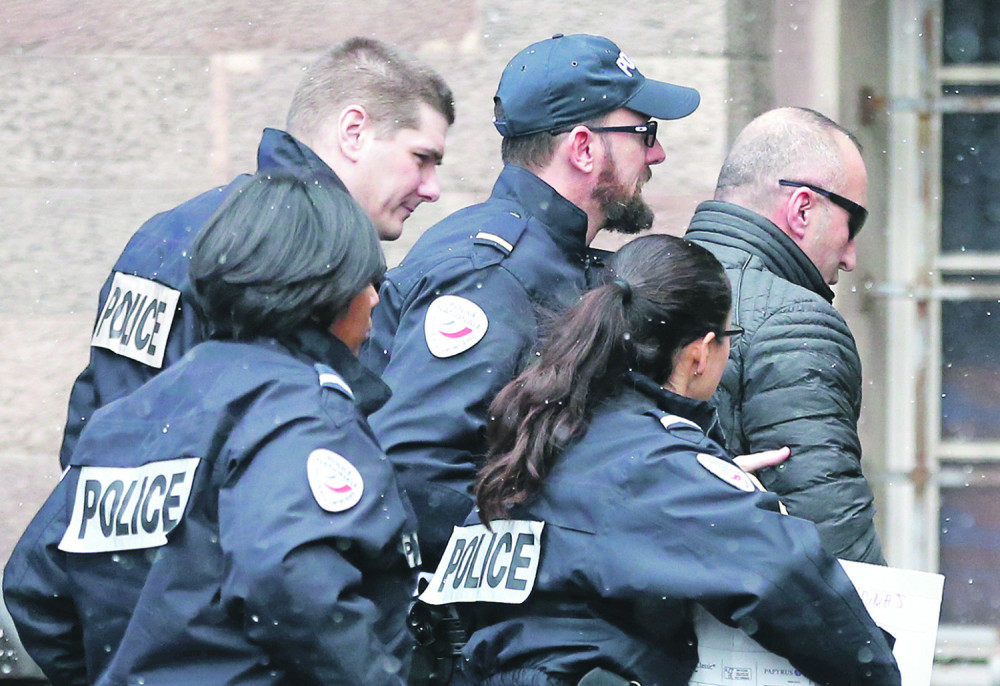 Haradinaj pivom zaliva slobodu! (FOTO)