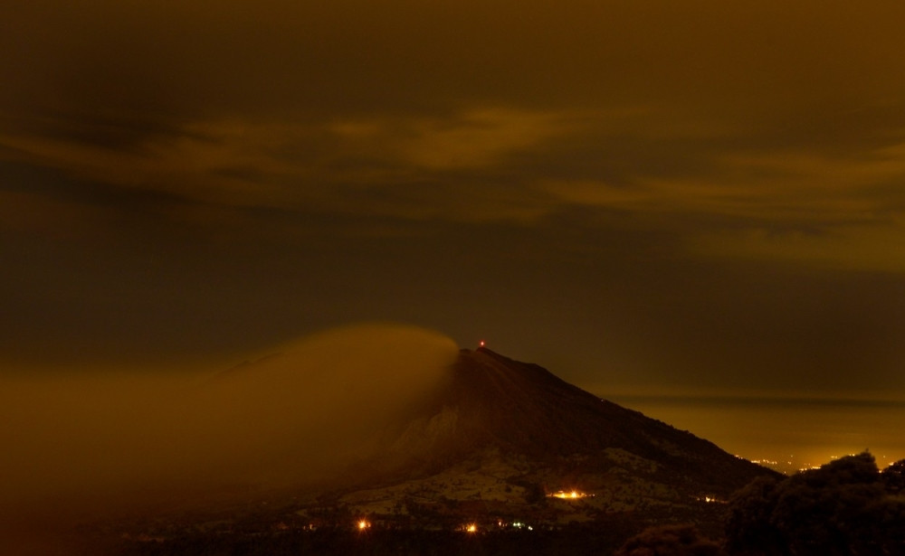 Vulkan bljuje pepeo na Kostariki