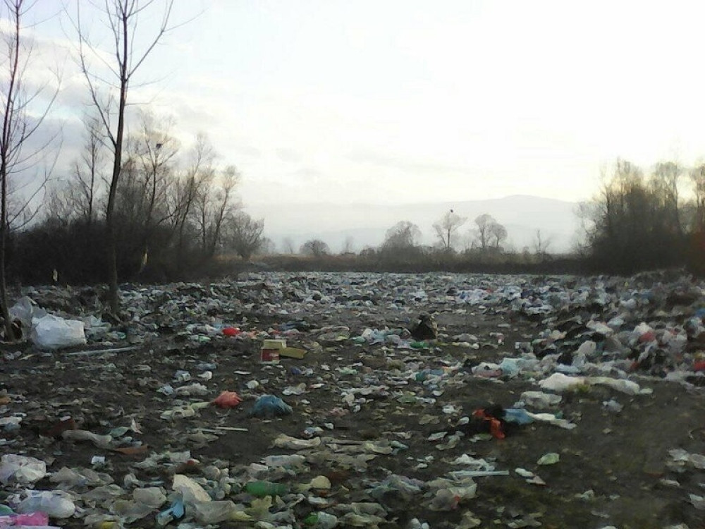 Beba pronađena na deponiji, prvo bačena u kontejner