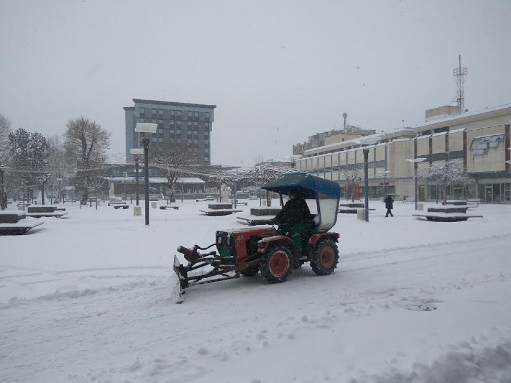 Sneg neprestano pada, sela zavejana (FOTO)