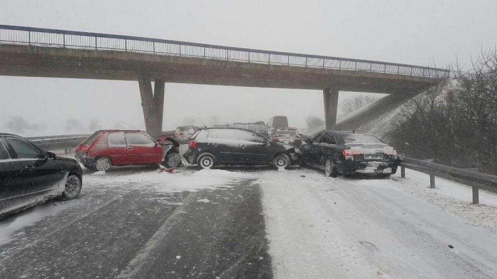 Lančani sudar, povređena i deca (FOTO + VIDEO)