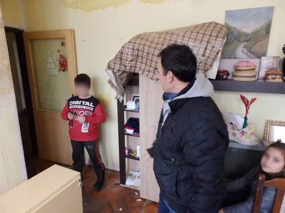 Deca astmatičari žive u stanu punom vlage (FOTO)