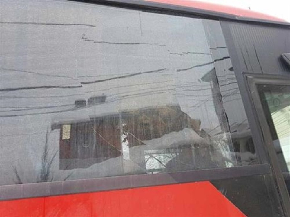 Kamenovan autobus sa Srbima u Ðakovici (FOTO)