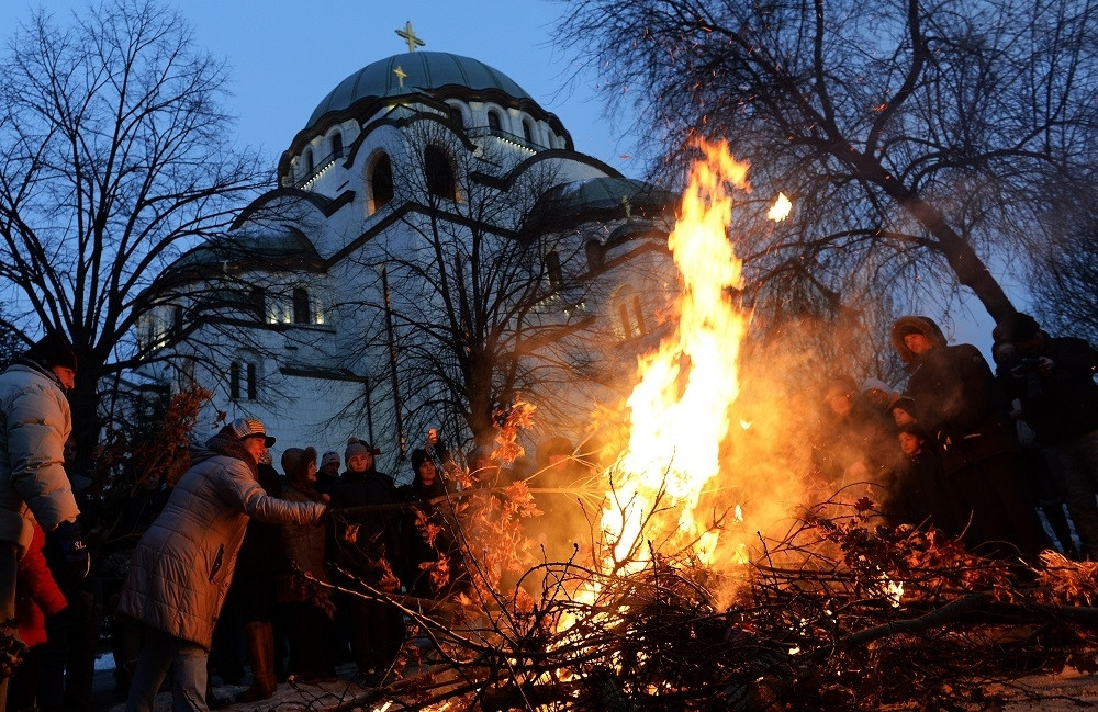 Paljenje badnjaka ispred Hrama Svetog Save (FOTO GALERIJA + VIDEO)