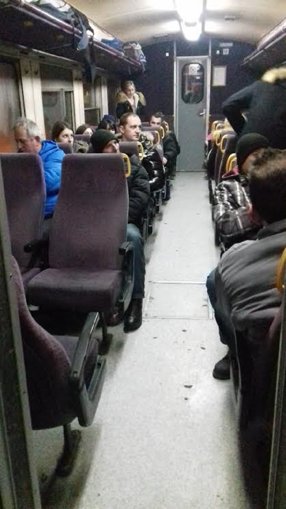 Pokvario se voz za Majdanpek, putnici se smrzli! (FOTO)