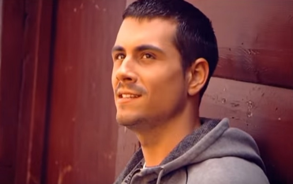 Napravio je haos kada se pojavio sa Indi i Darom Bubamarom, a danas Bojan Bjelić izgleda potpuno drugačije! (FOTO)