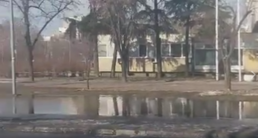 Pukla cev na Novom Beogradu, šta kad se ovo zaledi? (VIDEO)