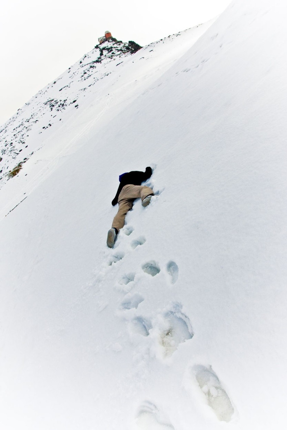 Leš mladića pronađen u snegu!