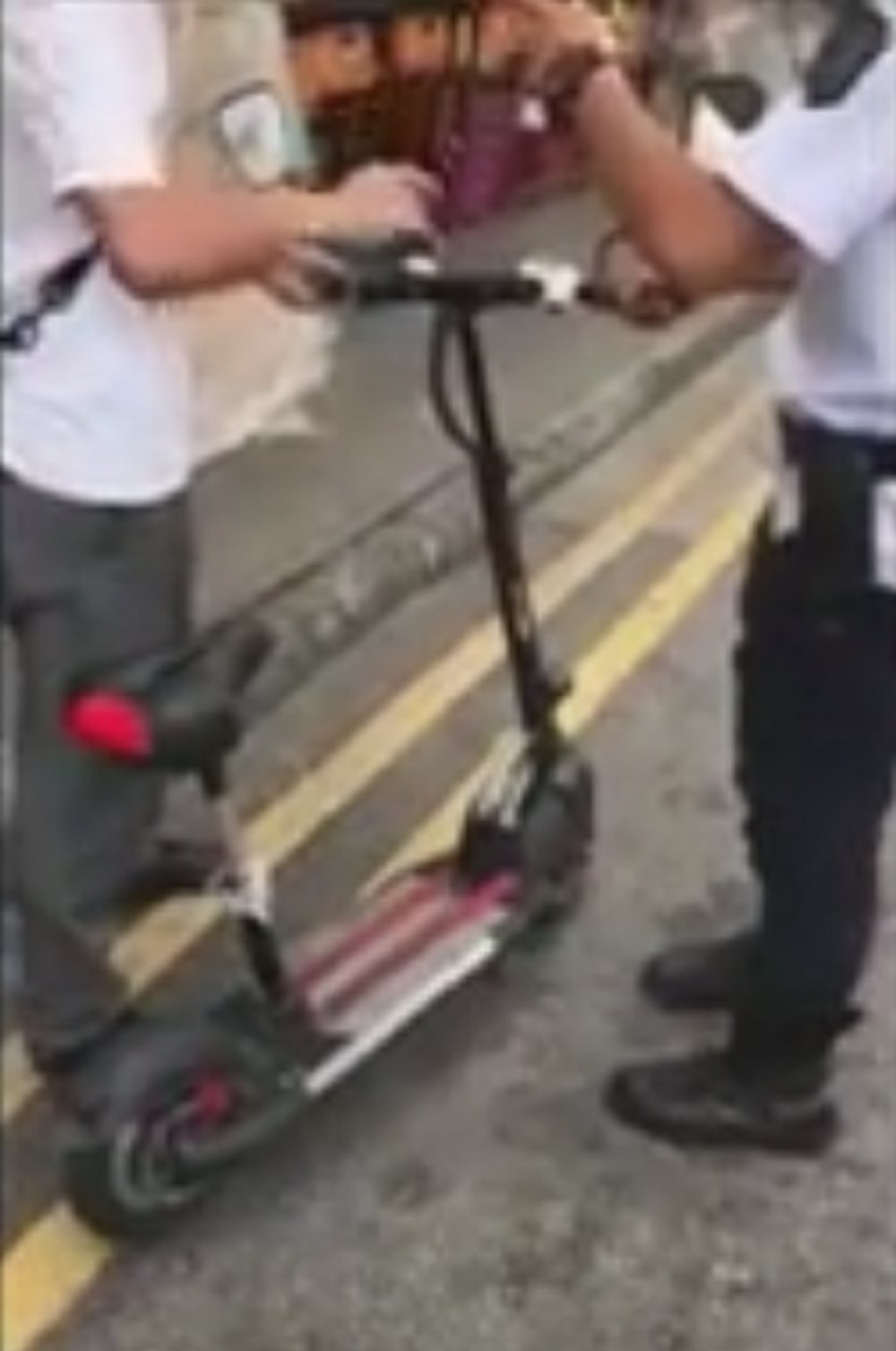 A policija je samo htela da mu zapleni trotinet (VIDEO)