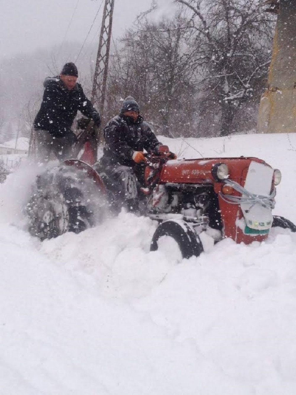 Odsečeni od sveta, a nadležni ih vređaju! (FOTO)