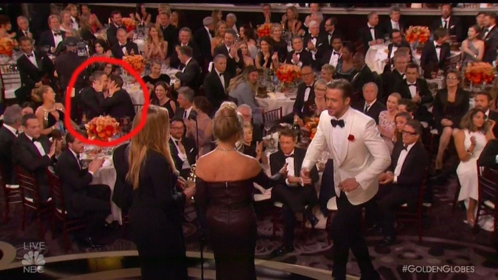 Glumce uhvatila kamera dok su se ljubili (VIDEO)