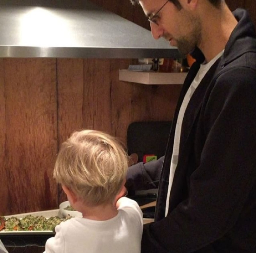 Novak sina uči srpski!