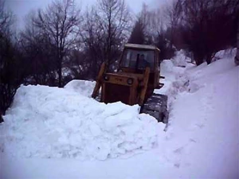 U planinskim selima dva i po metra snega! (FOTO)