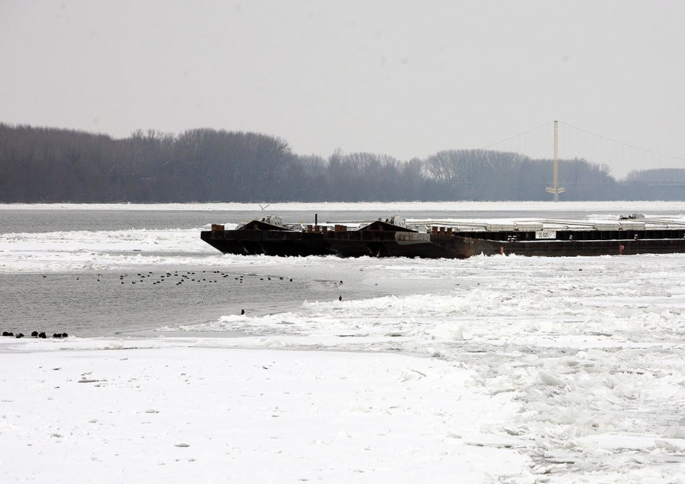 Brodovi na Dunavu okovani ledom