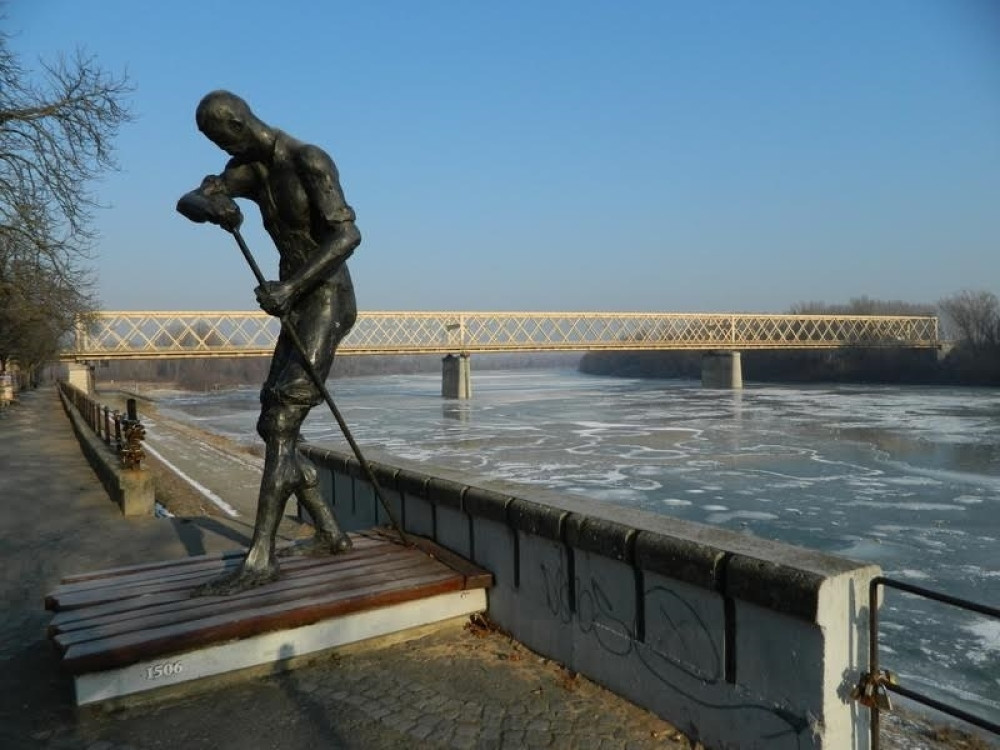 Zima okovala ledom Tisu i skeledžiju (FOTO)