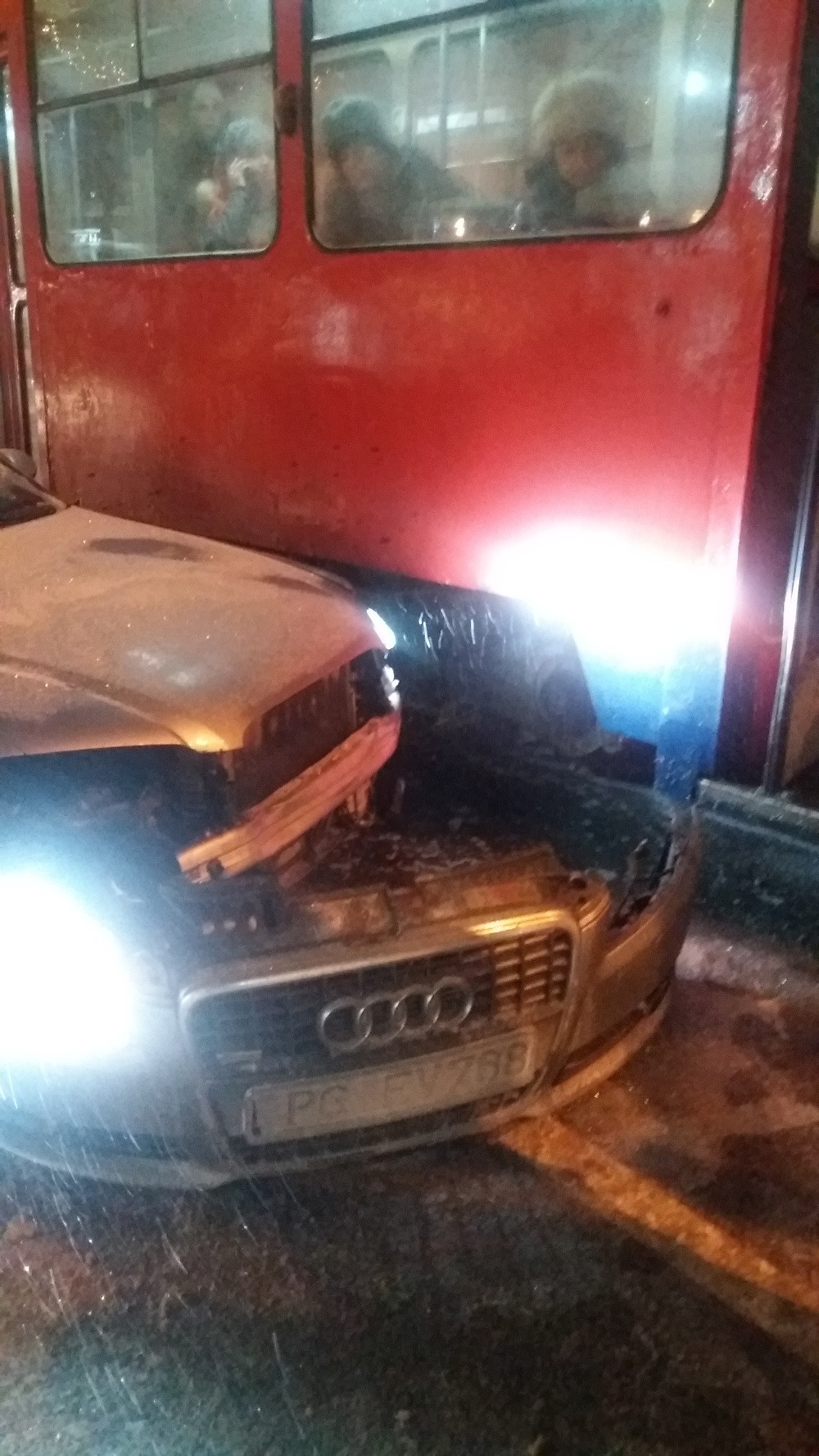 Naleteo "audijem" na tramvaj! (FOTO)