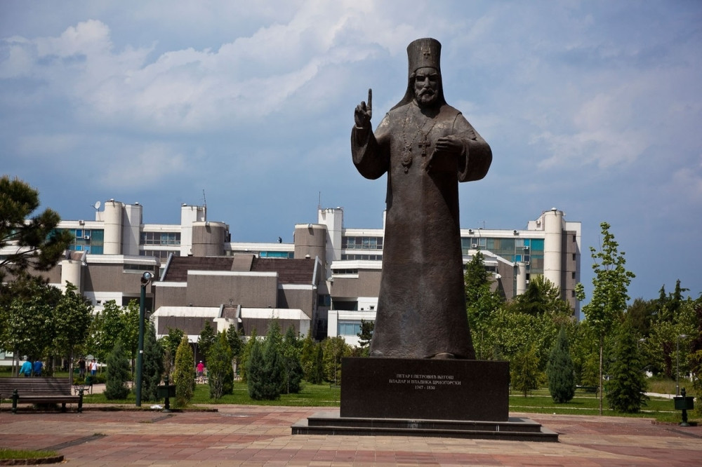 Starac nasrnuo na dve devojke u Podgorici, psovao ih, pa ušao za njima u radnju, nastala je DRAMA