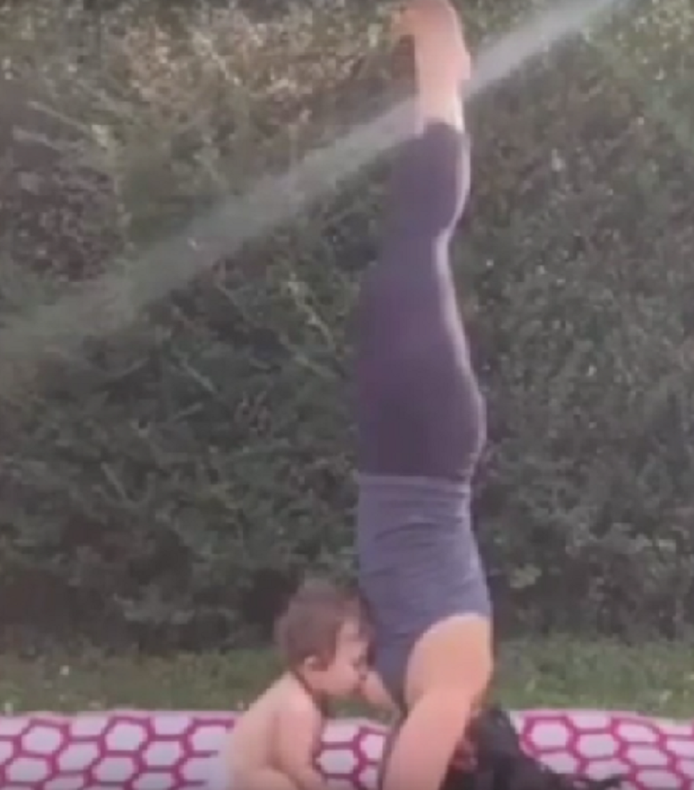 Majka radi jogu i doji dete! (VIDEO)