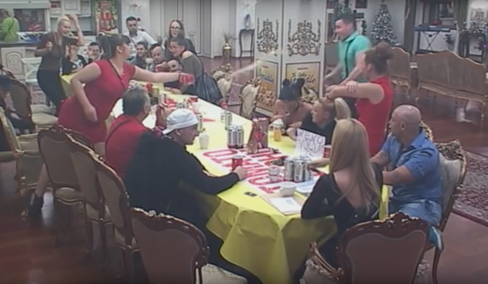 Polivanje u "Parovima"! (VIDEO)