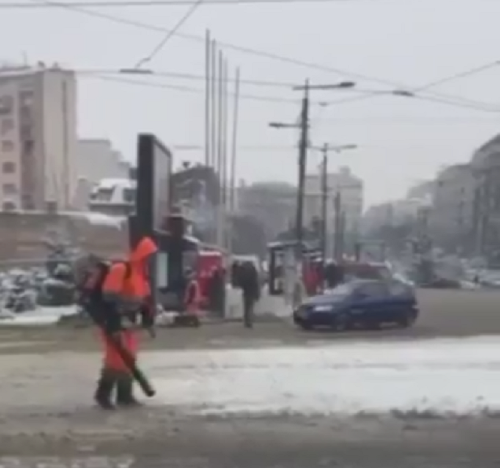 Nećete verovati kako se na Slaviji čisti sneg! (VIDEO)