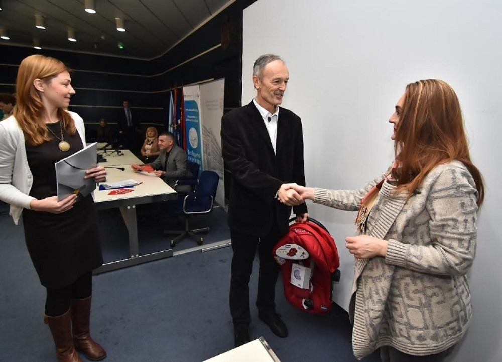 Podeljeno 12 besplatnih dečijih auto-sedišta