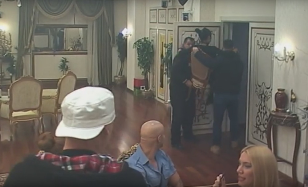 Ajfonku na stolici odneli u izolaciju! (VIDEO)