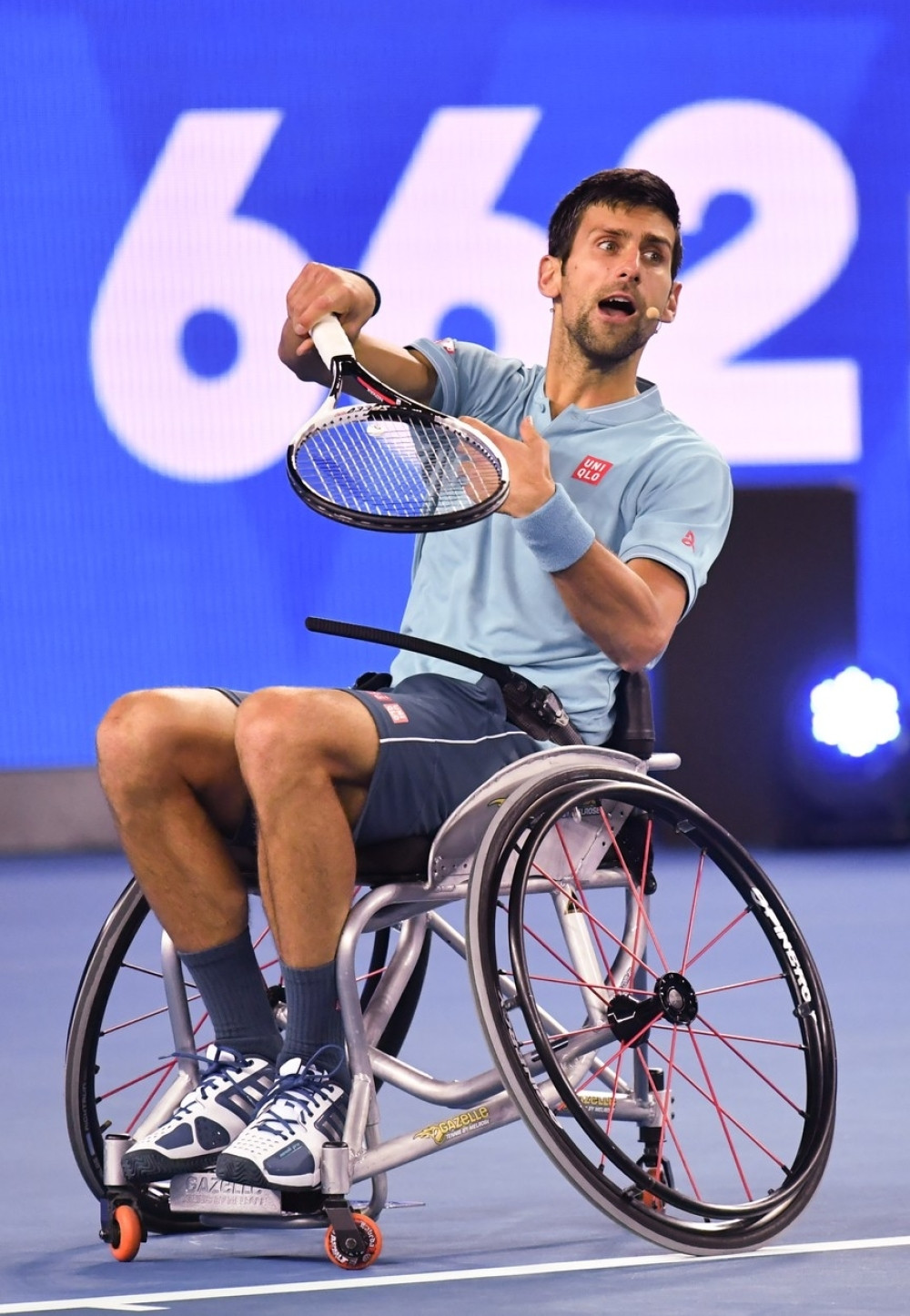 Novak seo u kolica i igrao meč sa paraolimpijcem (VIDEO)