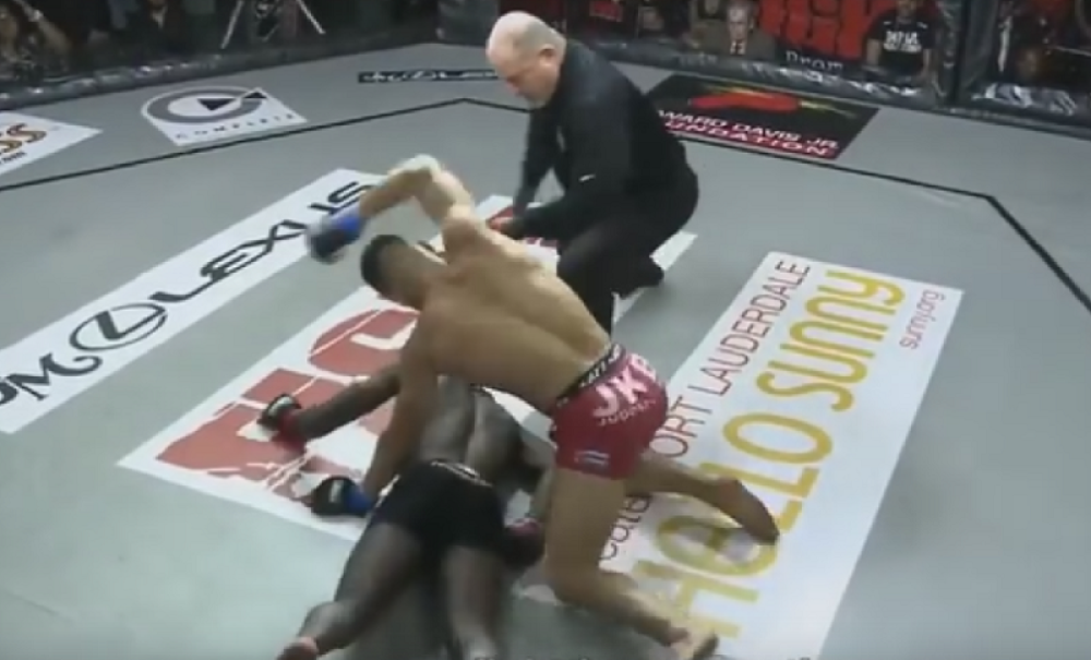 UZNEMIRUJUĆI VIDEO~Nokautiranog rivala nastavio zverski da udara (VIDEO)