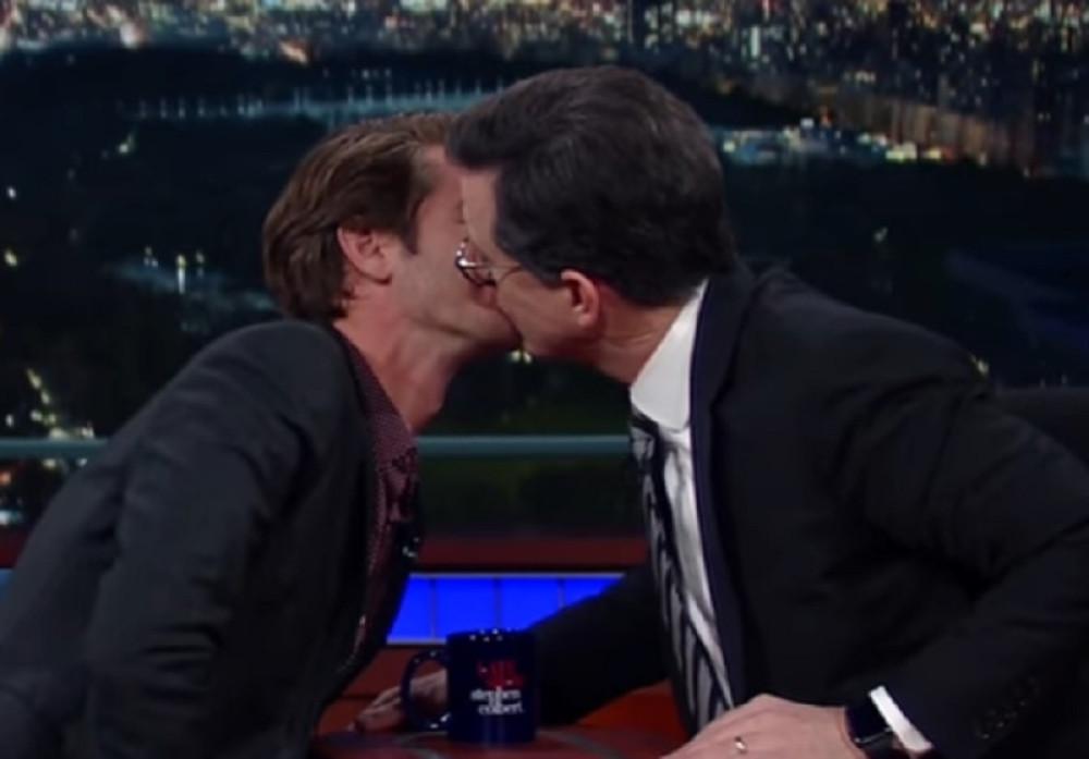 Glumac i voditelj se pozdravili sočnim poljupcem (VIDEO)