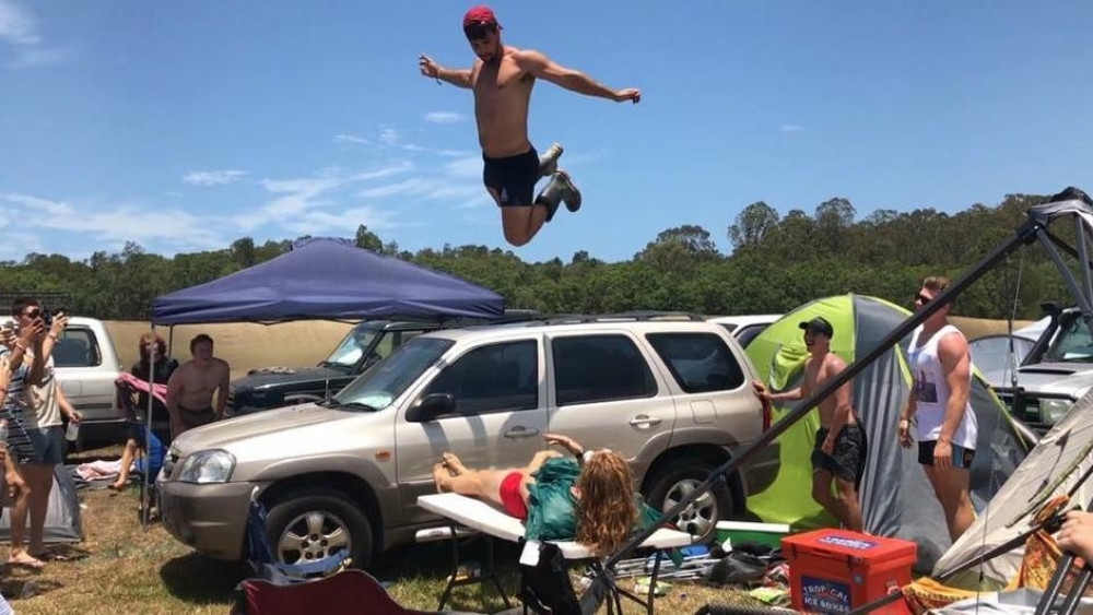 Trend opasan po život zaludeo internet! (VIDEO)