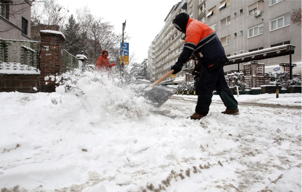 Korisnici socijalne pomoći čiste sneg