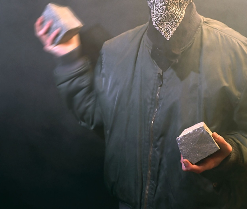 Kamenovan autobus sa srpskom decom na Kosovu!