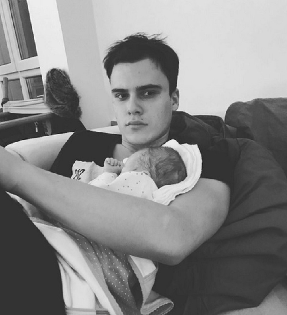 Ujak ljuljuška Tamarinu ćerkicu