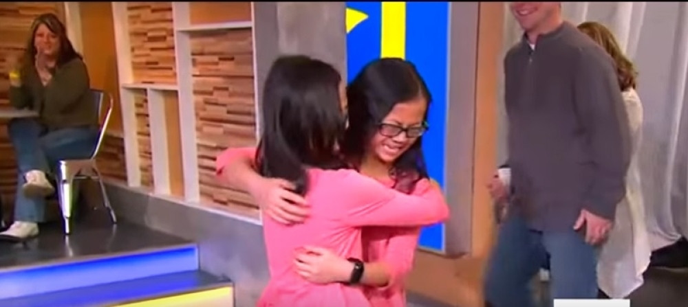 Bliznakinje se srele prvi put posle 12 godina (VIDEO)