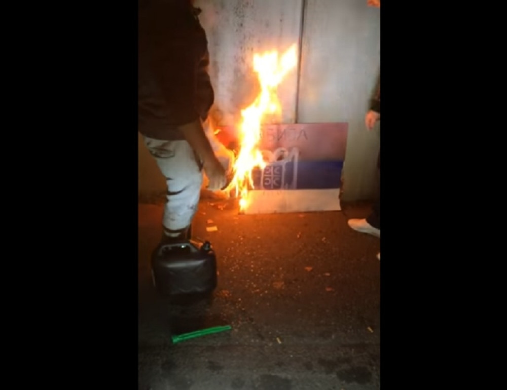 Albanci zapalili srpsku zastavu u Ženevi (VIDEO)