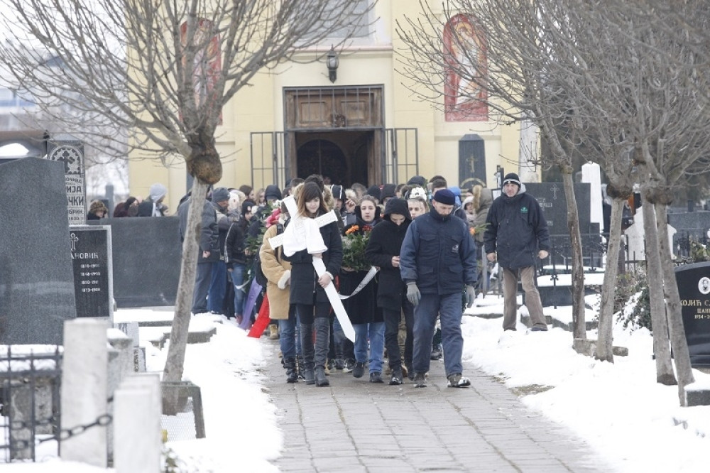 Sahranjena maloletnica koja se predozirala u Mirijevu (FOTO)