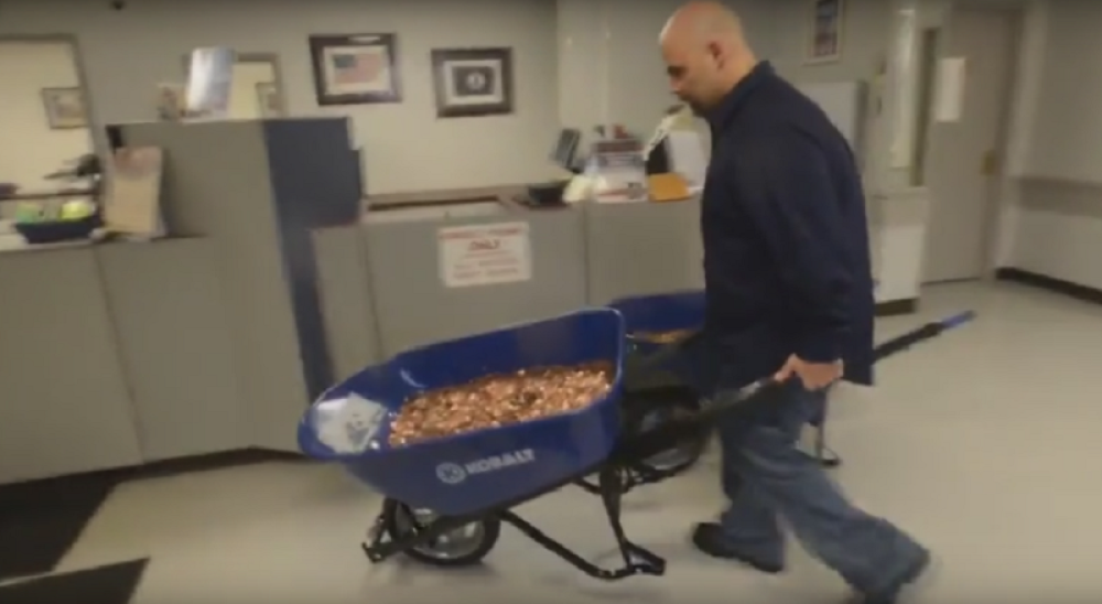 Platio porez sa pet kolica kovanica (VIDEO)