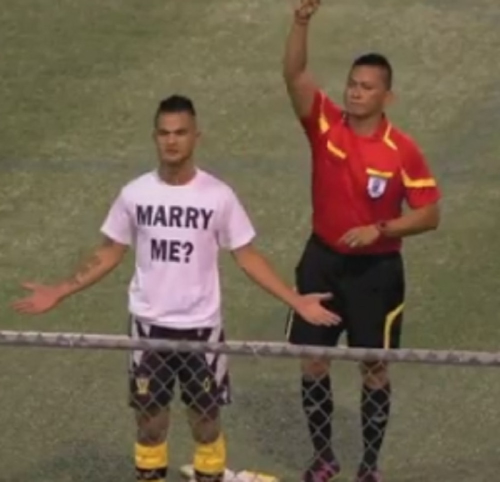 Dobio karton jer je zaprosio devojku (VIDEO)