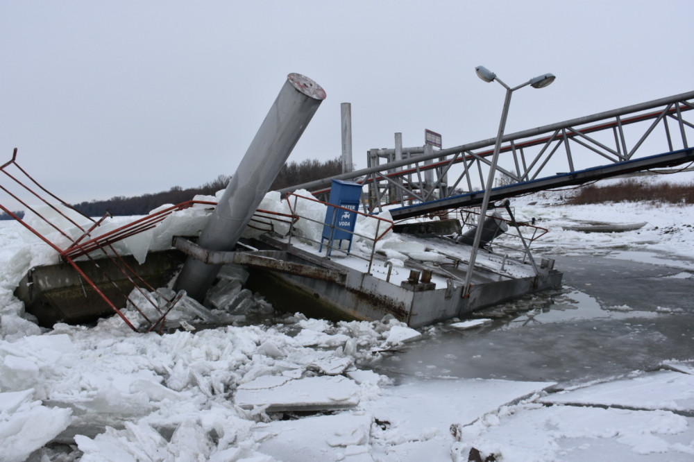 Led smrskao pristan za brodove